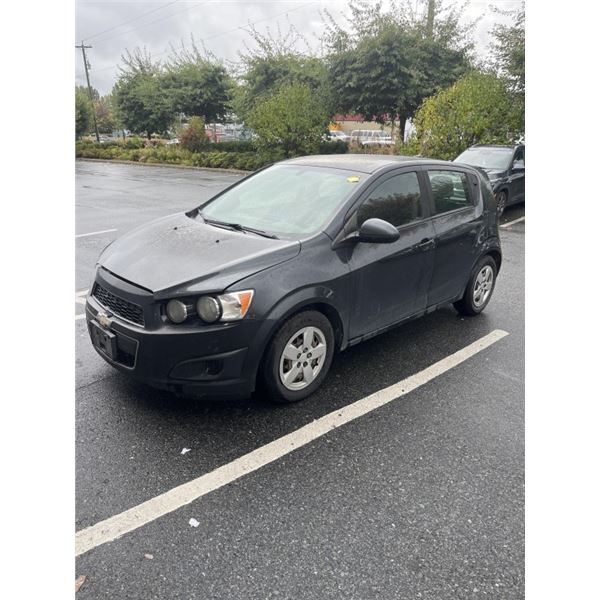 2014 GREY CHEVROLET SONIC HATCHBACK, RUNS ROUGH, NEEDS OIL, HATCH DOES NOT STAY OPEN, LOCKS WORKING,