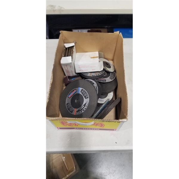 BOX OF WALTER AND MAKITA GRINDING/ CUTTING DISCS