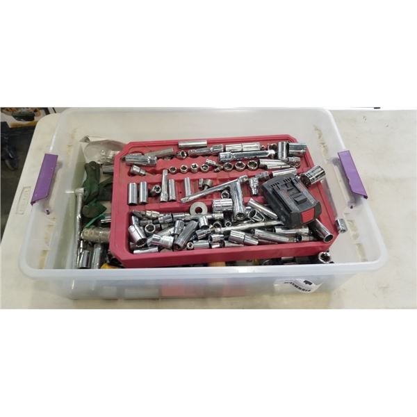 PLASTIC TOTE OF SOCKETS, HAMMER, LITHEON 18V SLIMPACK BATTERY ETC