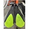 Image 4 : SIZE SMALL US DIVER BOOTIES AND GLOVES AND SET OF NEON FINS
