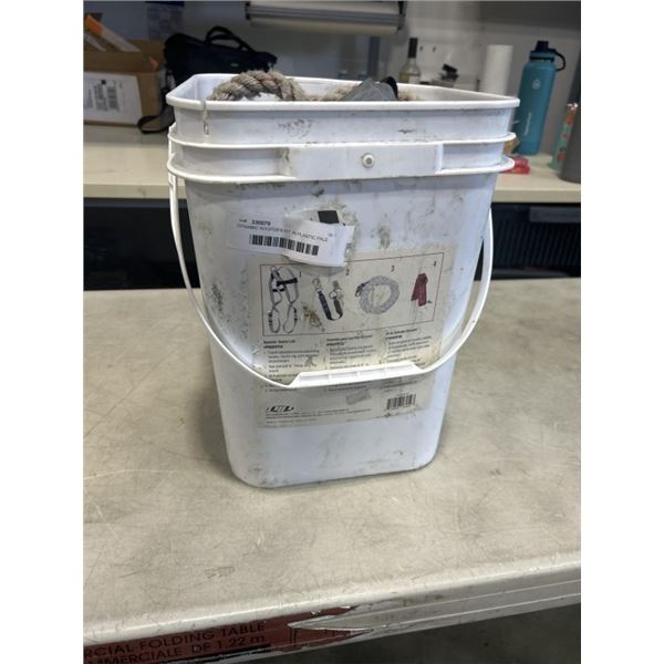 DYNAMIC ROOFER'S KIT IN PLASTIC PALE