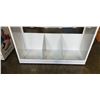 Image 2 : WHITE RETAIL DISPLAY SHELF