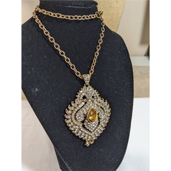 HEAVY GOLD TONE W/ RHINESTONES PENDANT W/ LONG CHAIN NECKLACE