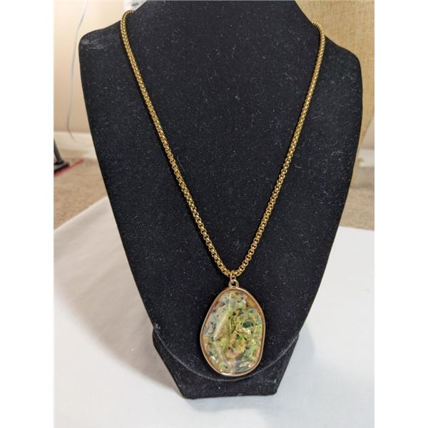 GOLD TONE CHAIN W/ ABELONE PENDANT NECKLACE