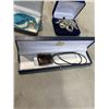 Image 4 : 3 VINTAGE ESTATE NECLACE SETS