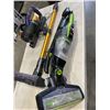 Image 3 : 2 HANDHELD VACUUM