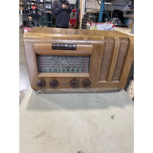 VINTAGE RCA VICTOR GLOBE TROTTER RADIO. POWERS ON, BUT ONLY HEAR STATIC