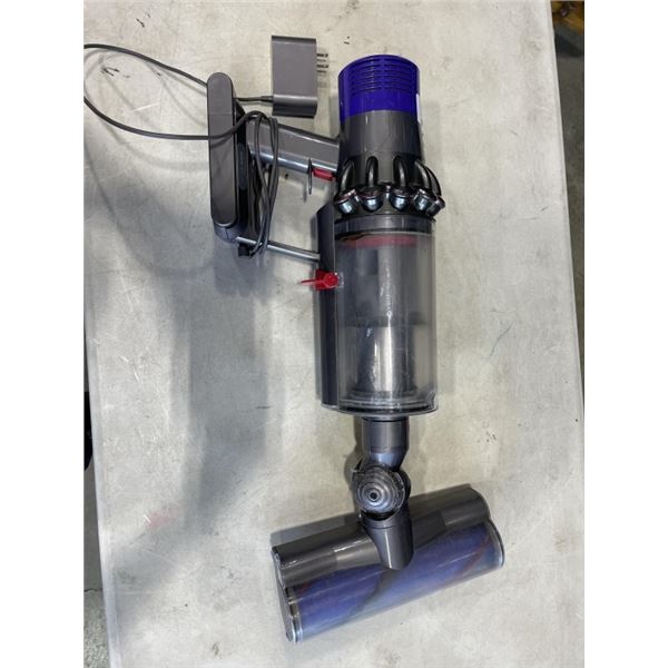 DYSON V10 HANDHELD VACUUM W/ CHARGER - WORKING