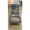 Image 1 : MODERN BLACK LEATHER CHAISE