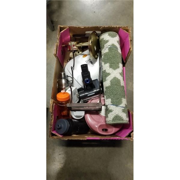 TRAY OF HOUSEHOLD ITEMS INCLDING LEAN MEAT FAT GRILLING MACHINE, HOUSE MAT, TABLE CLOCK, WATER BOTTL