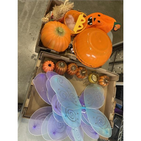 2 TRAYS OF HALLOWEEN DECOR