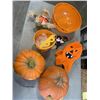 Image 3 : 2 TRAYS OF HALLOWEEN DECOR