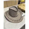 Image 3 : INDIAN DRUM AND LIGHT GRAY COWBOY HAT