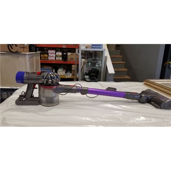 DYSON V8 WITH CHARGER AND BATTERY. WORKING
