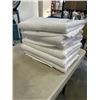 Image 1 : 6 NEW WHITE BATH TOWELS