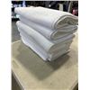 Image 2 : 6 NEW WHITE BATH TOWELS