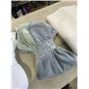 Image 5 : 1 NEW WHITE BATH TOWEL AND TWO  PACKS HAND TOWELS