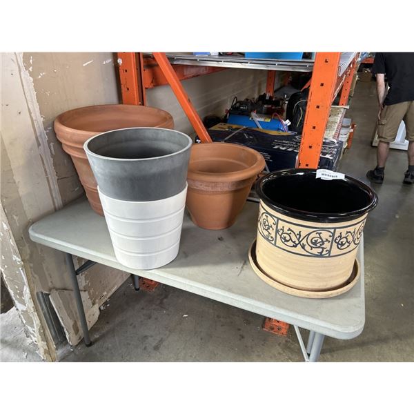 ASSORTED PLANT POTS