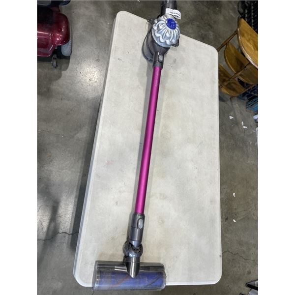 DYSON V6 ANIMAL VACUUM W/ CHARGER - WORKING