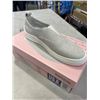 Image 2 : KENSIE WOMANS BEIGE SHOES. SIZE 8 US WOMANS