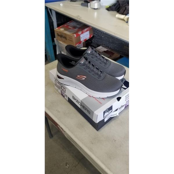 AS NEW SKECHERS SWIFT FIT MENS GREY RUNNING SHOES. SIZE 10 US