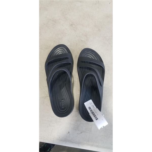 NEW PAIR OF CROCS. SIZE 7 W