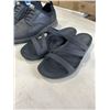 Image 2 : STEVE MADDEN BLACK MENS SHOES, SIZE 11 US, AND BLACK CROCS SIZE US 10