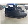 Image 4 : STEVE MADDEN BLACK MENS SHOES, SIZE 11 US, AND BLACK CROCS SIZE US 10