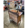 Image 5 : ANTIQUE OAK BOW FRONT DRESSER