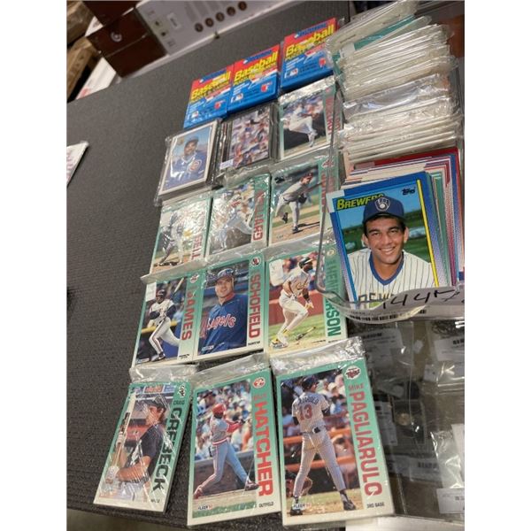 ASSORTED VINTAGE BASEBALL CARDS INCLDUING SEALED PACKS WITH GUM