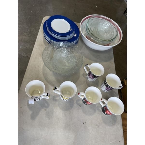 LOT OF VINTAGE DISHES, MUGS, MIXING BOWLS, ETC