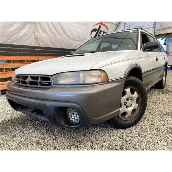 PARKSVILLE - 1997 SUBARU LEGACY WHITE 268900 KMS - 601279-2