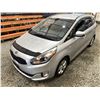 Image 4 : PARKSVILLE - 2014 KIA RONDO  SILVER 96805 KMS - 013335-4