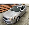 Image 4 : PARKSVILLE - 2010 HONDA ACCORD SILVER 281521 KMS - 501654-3