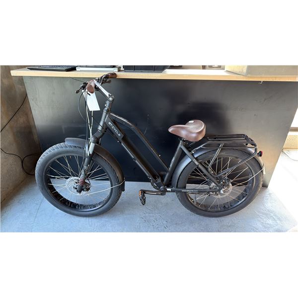 BLACK ET CYCLE T720 7-SPEED FRONT SUSPENSION FAT TIRE E-BIKE - NO CHARGER/KEY/BATTERY