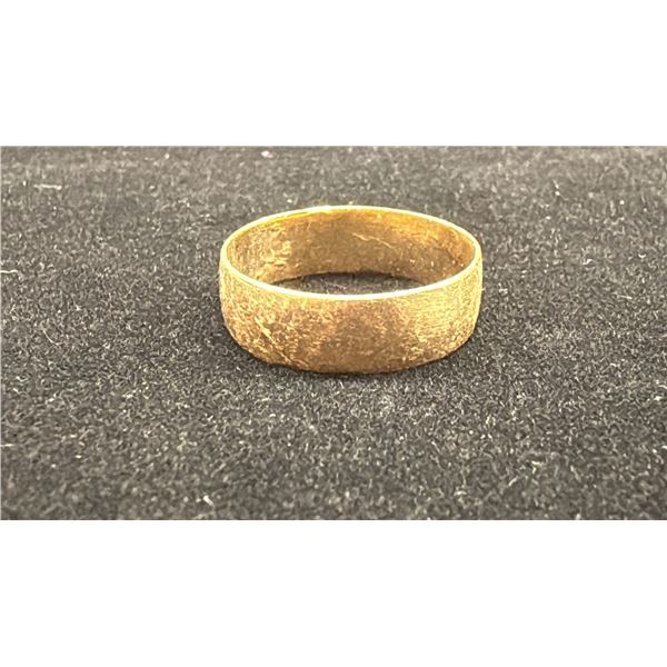 APPROX 14KMENS WEDDING RING (4.4G)