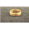 Image 1 : APPROX 14KMENS WEDDING RING (4.4G)
