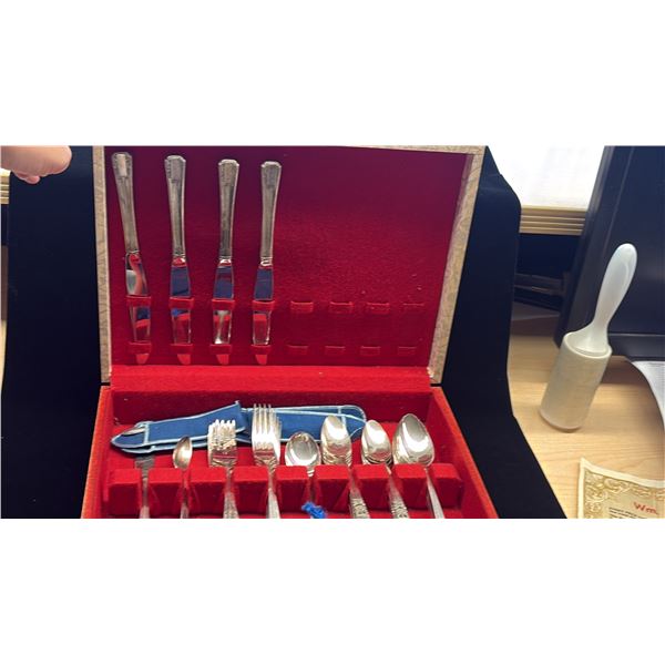 WM A. ROGERS TRIPLE CUTLERY SET, TRIPLE PLATED WITH CASE