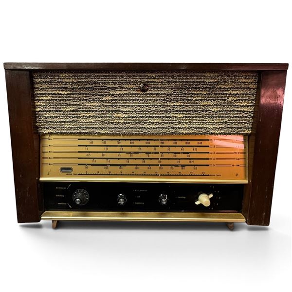 Vintage Pye Canada T-658 Five-Band AM/Shortwave Mains-Battery Wood Table Radio