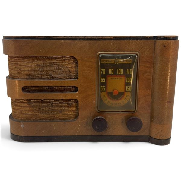 Canadian General Electric KL-50 Wood Cabinet Superheterodyne Tube Radio, 1939-1940