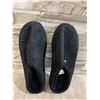 Image 1 : Gray Slide On Slippers - Size 40/41