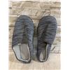 Image 1 : Gray Slide On Slippers - Size 44/45
