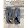 Image 1 : Gray Fuzz Slippers - Men's US 9