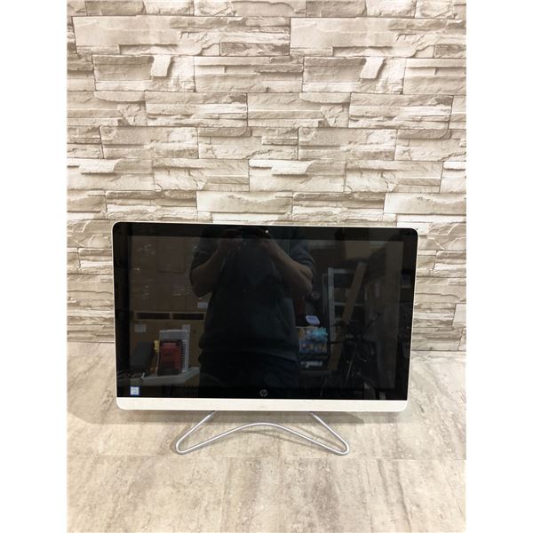 White HP All In 1 Desktop Monitor Computer