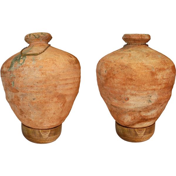 Earthenware "olive" jar with wooden stand, ex-Guadalupe (1724).