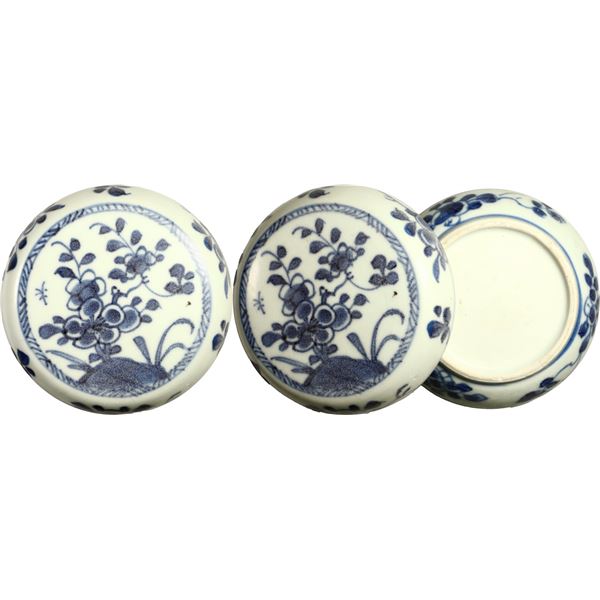 Chinese blue-on-white porcelain lidded powder box, Kangxi period, ex-"Ca Mau wreck" (ca. 1723-35).