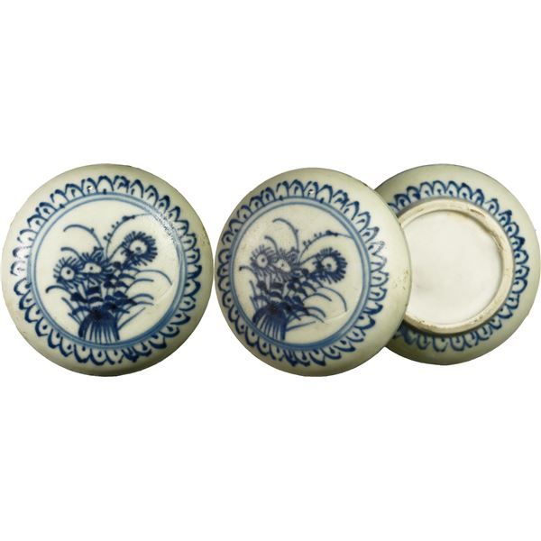 Chinese blue-on-white porcelain lidded powder box, Kangxi period, ex-"Ca Mau wreck" (ca. 1723-35).