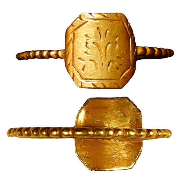 Small gold ring with floral design in panel, Spanish colonial (1500s-1700s), 1.46 grams, size 8½, te