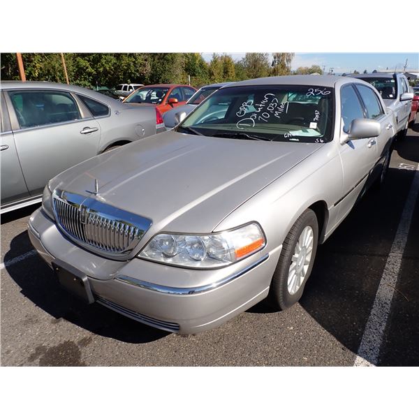 2005 Lincoln Town Car