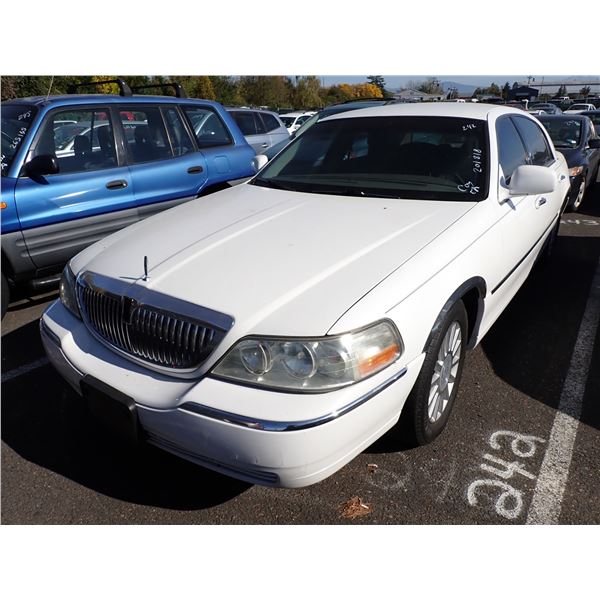 2003 Lincoln Town Car